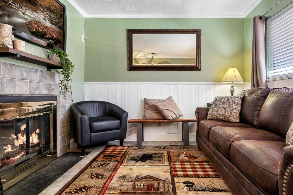 Lovely condo w/ indoor pool *only steps to parkway